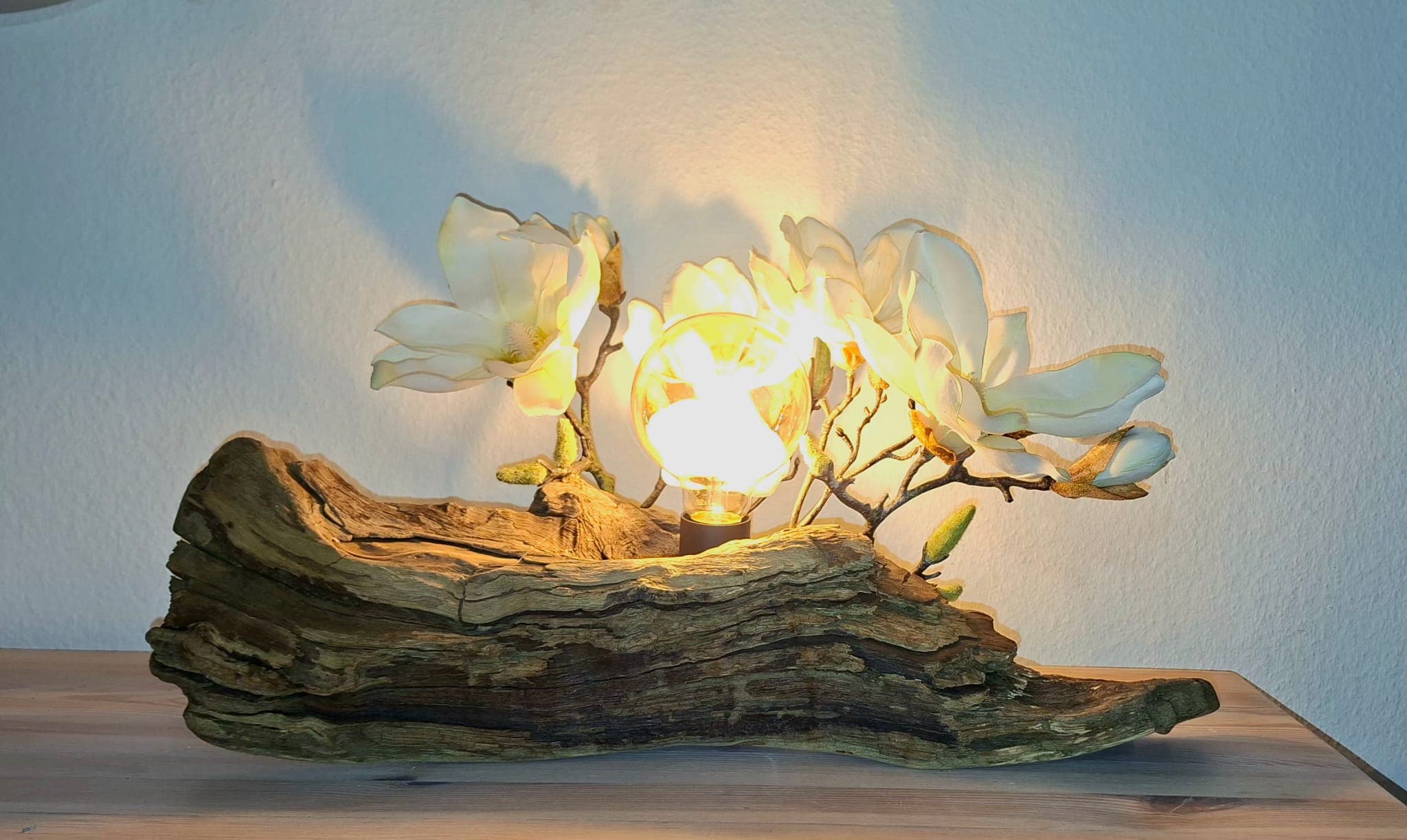 Magnolia Grace – weitere Ansicht der handgefertigten Designlampe